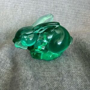 Vintage Silvestri Art Glass Green Sitting Bunny Rabbit Figurine Paperweight